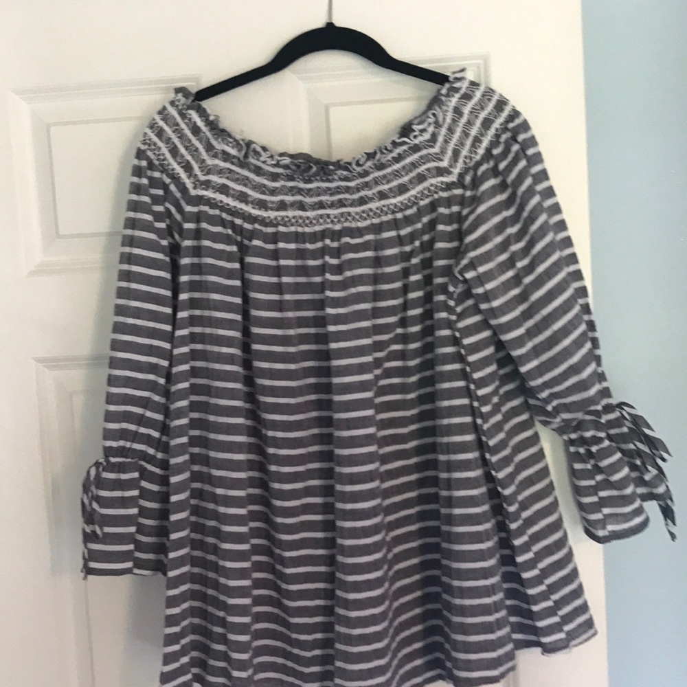 Lime lush boutique white and blue stripe top.